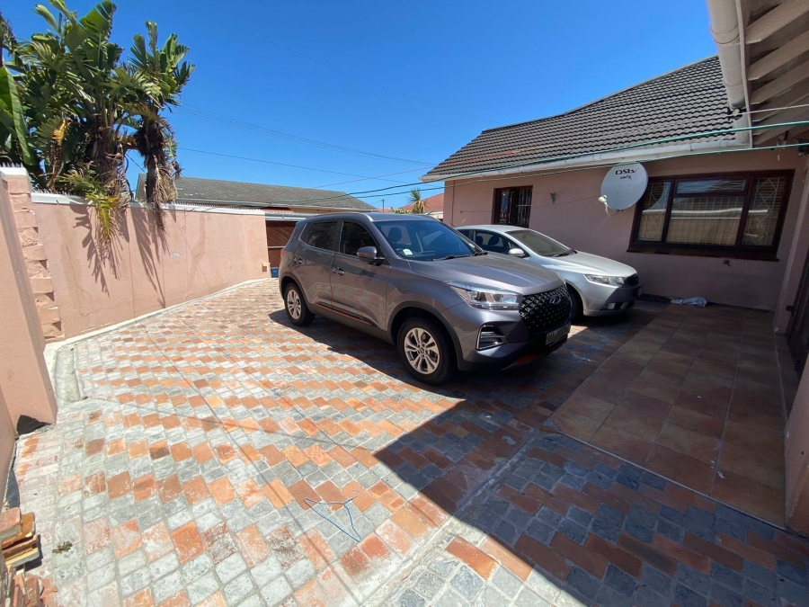 To Let 4 Bedroom Property for Rent in Lansdowne Western Cape